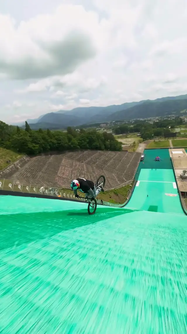 how it feels to reverse park:  🚴‍♂️: @tomomi_nishikubo #redbull #give...