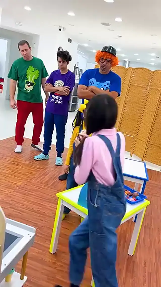 Ellie's Ice Cream Adventure: A Lesson in Line Etiquette! 🍦😊🍨👫 #shorts